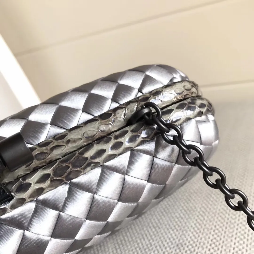The latest and most popular Knot clutch from the 8651 counter is made of exquisite Japanese silk fabric with snakeskin piping. It looks elegant when worn cross-body or in the hand. It can also be carried by petite girls and can hold 2 iPhone X phones. Size: 20cm*12cm
